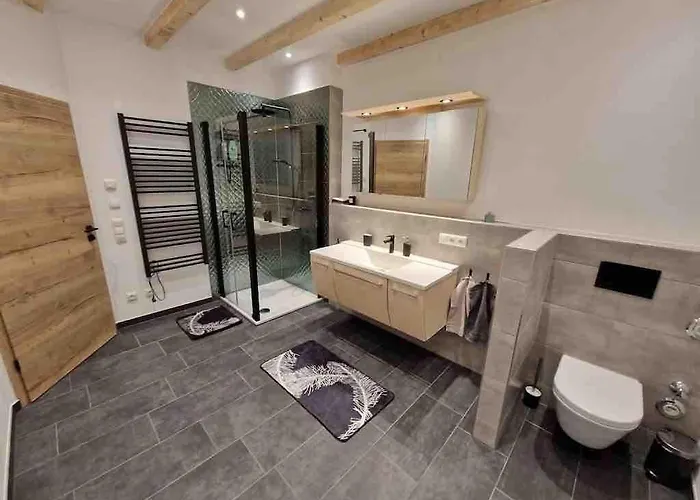 Neue Moderne Mit Infrarot Sauna Und Grossen Garten 아파트